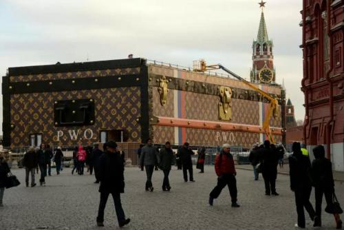 Власти проверят законность сундука Louis Vuitton