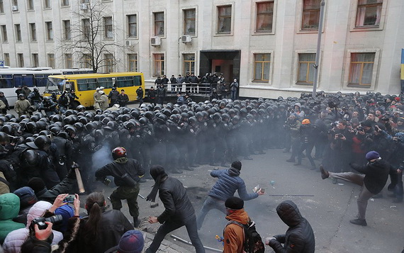 Оппозиция в Киеве блокирует госорганы