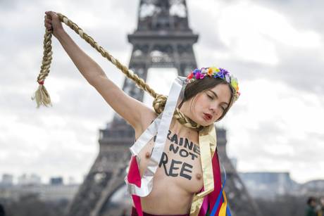 Femen провели акцию против Тимошенко в Париже: повесит Украину на своей косе