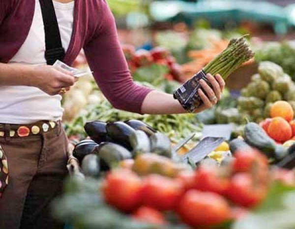 Бананы, рыба, алкоголь и другие импортные продукты взлетели в цене из-за обвала рубля