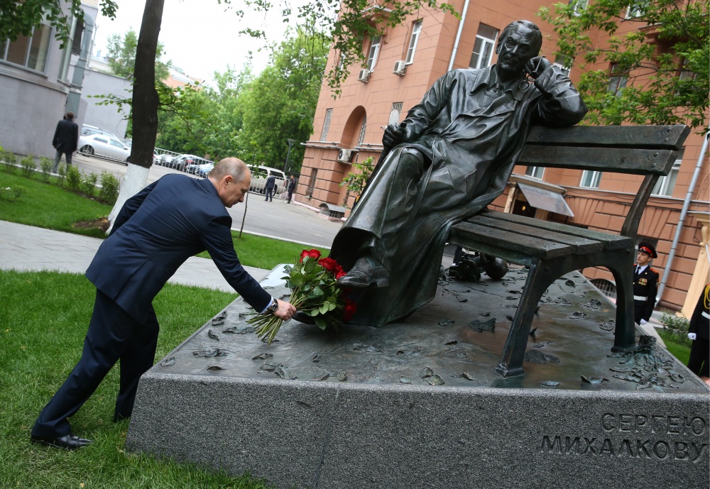 Владимир Путин открыл памятник <<преданному патриоту>> и поэту Сергею Михалкову