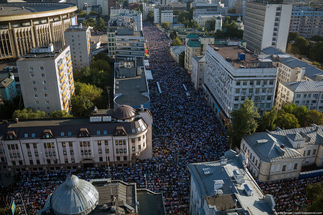 <<Было особенно многолюдно>>. Ураза-Байрам на улицах Москвы отпраздновали 100 тысяч мусульман