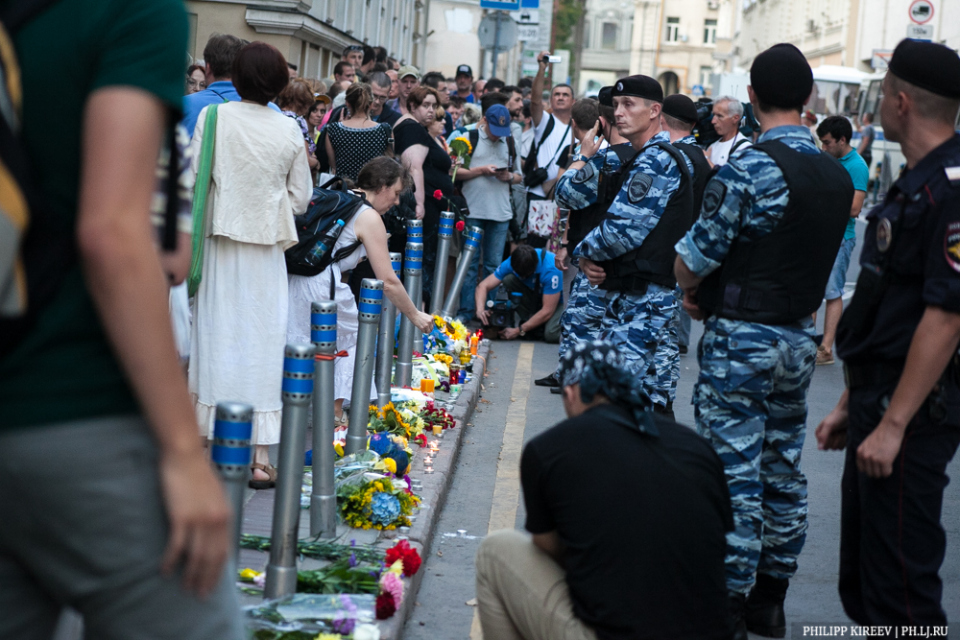 Адвокат: задержанных на акции у посольства Украины пытали, связали ноги скотчем