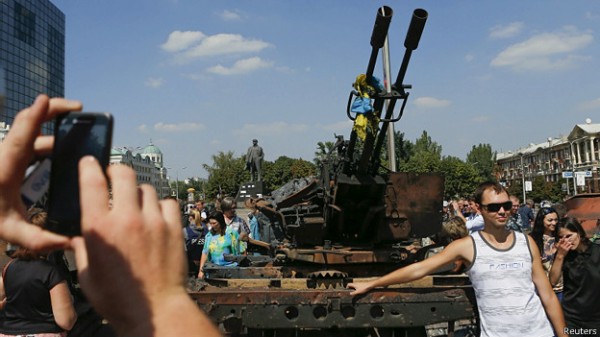 140824204310_ukraine_army_display_donetsk_624x351_reuters