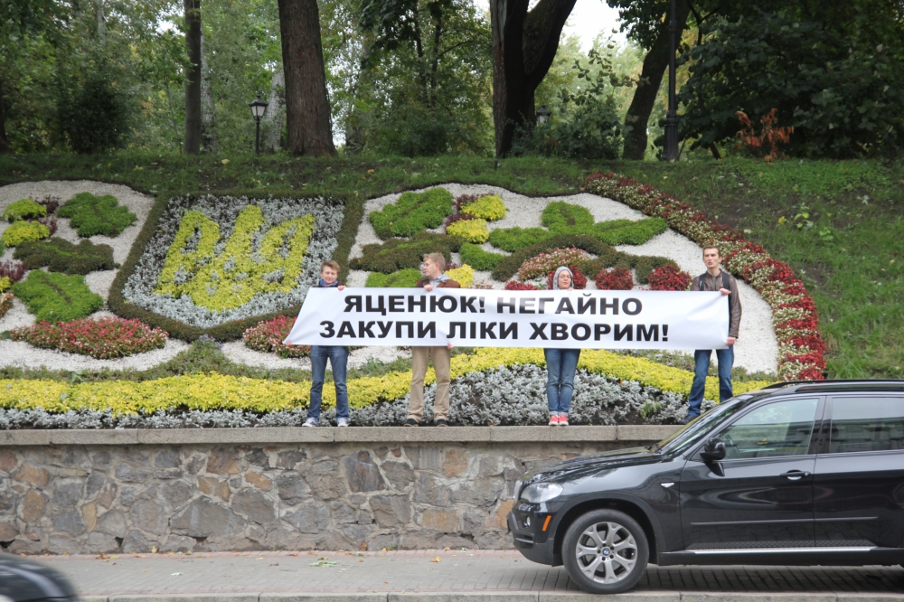 Киев тратит деньги на войну, а не на лекарства для тяжелобольных украинцев