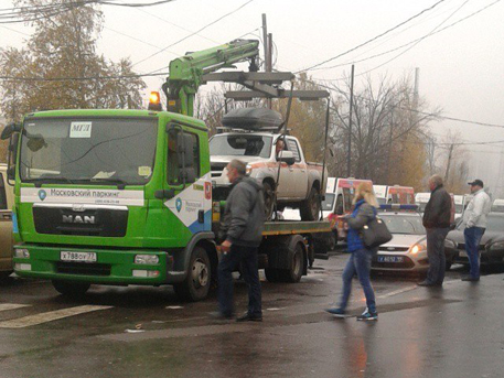 Москвич почти сутки сидит в машине, чтобы не дать эвакуаторам увезти ее