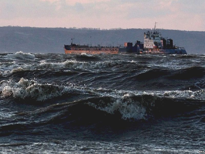 Крым четвертый день в блокаде, из-за шторма не ходит паром