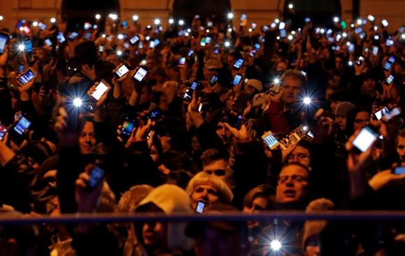 На митинге против налога на интернет в Венгрии протестующие кидали в здания старые компьютеры