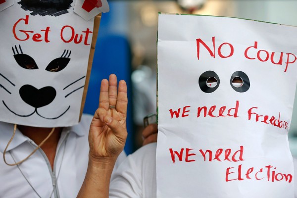 thailand-three-fingers-salute-hunger-games