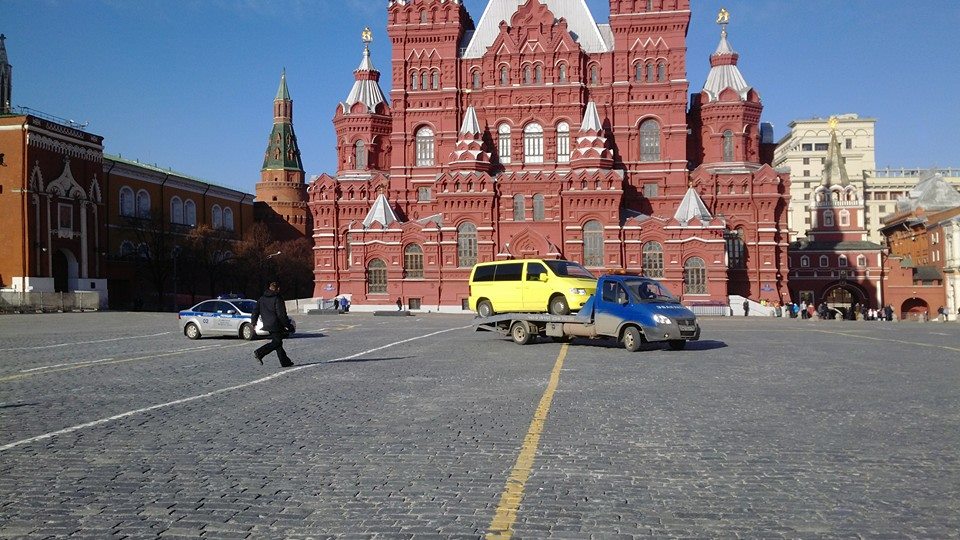 Видео: полиция устроила погоню за эвакуатором на Красной площади