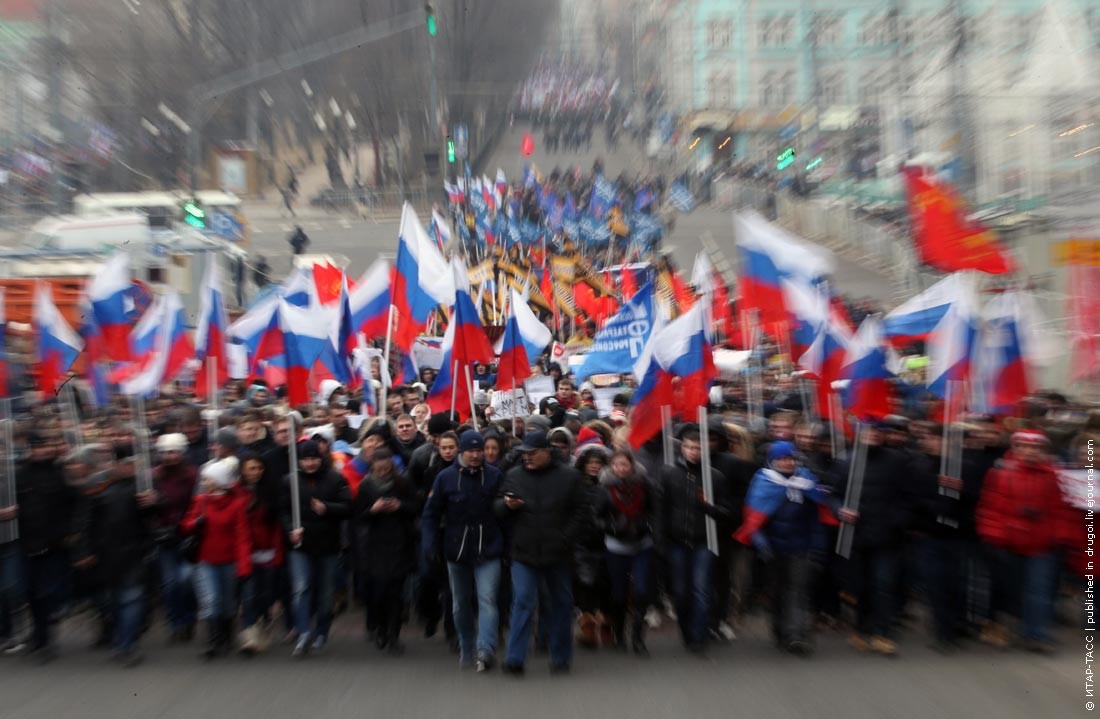 200 рублей, прогул пар и эмоции. Чем завлекают на <<крымские>> митинги