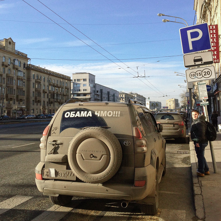 В соцсетях: как автомобильные наклейки <<Обама — чмо!>> заполонили улицы