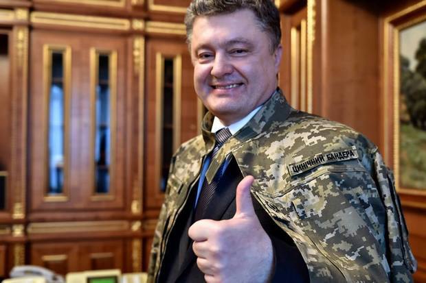 Фото: Порошенко надел куртку с нашивкой <<циничный бандера>> для самоиронии