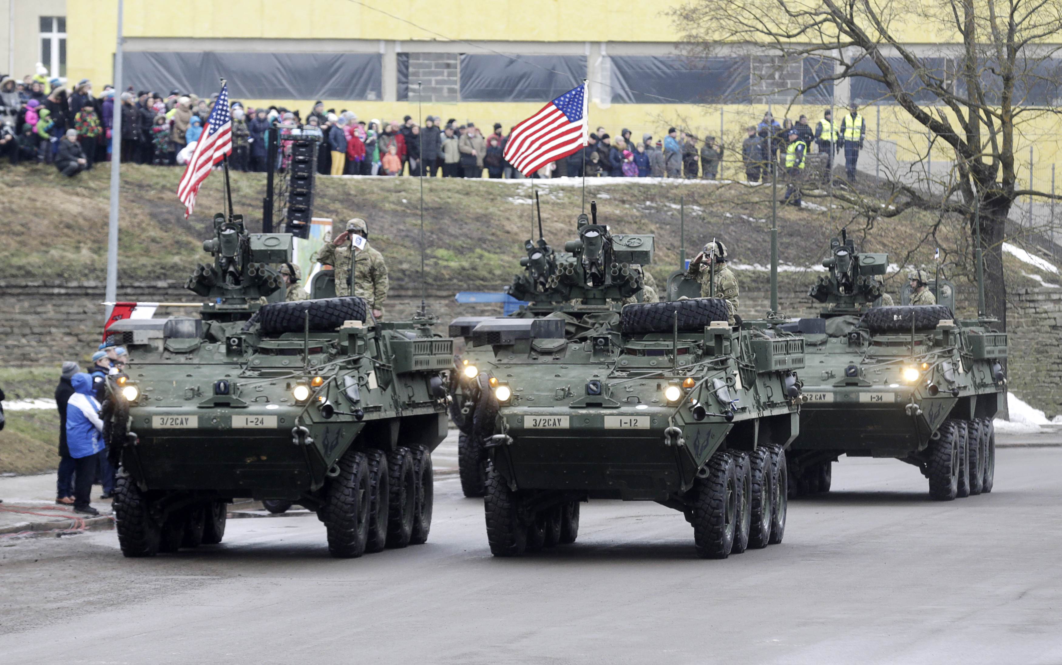 Фото: колонна боевой техники США едет через страны Европы