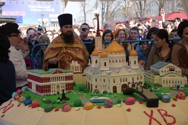 На раздаче гигантского кулича в Москве началась давка, женщине стало плохо