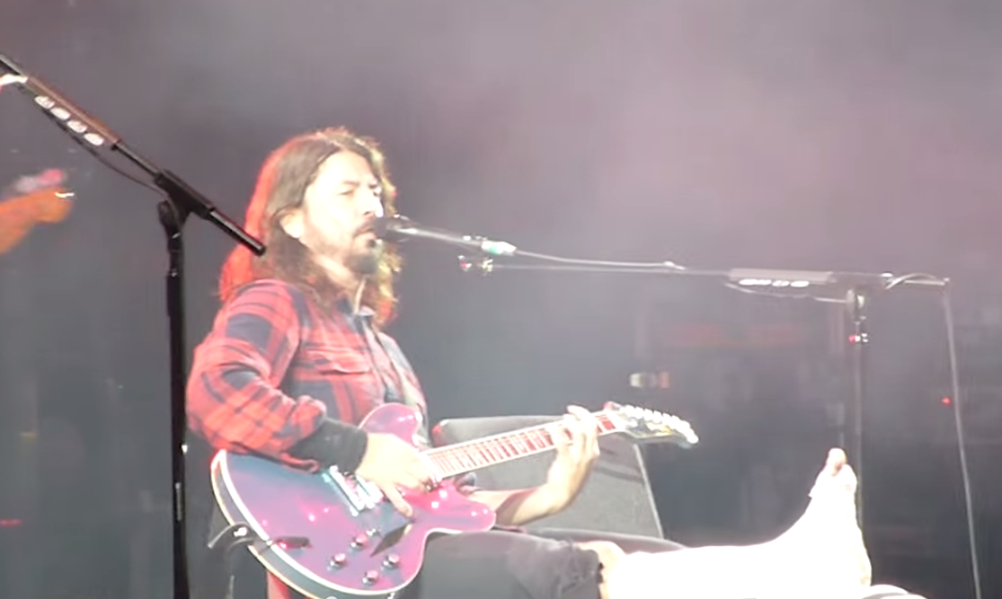 Видео: Лидер Foo Fighters упал со сцены и доигрывал концерт со сломанной ногой