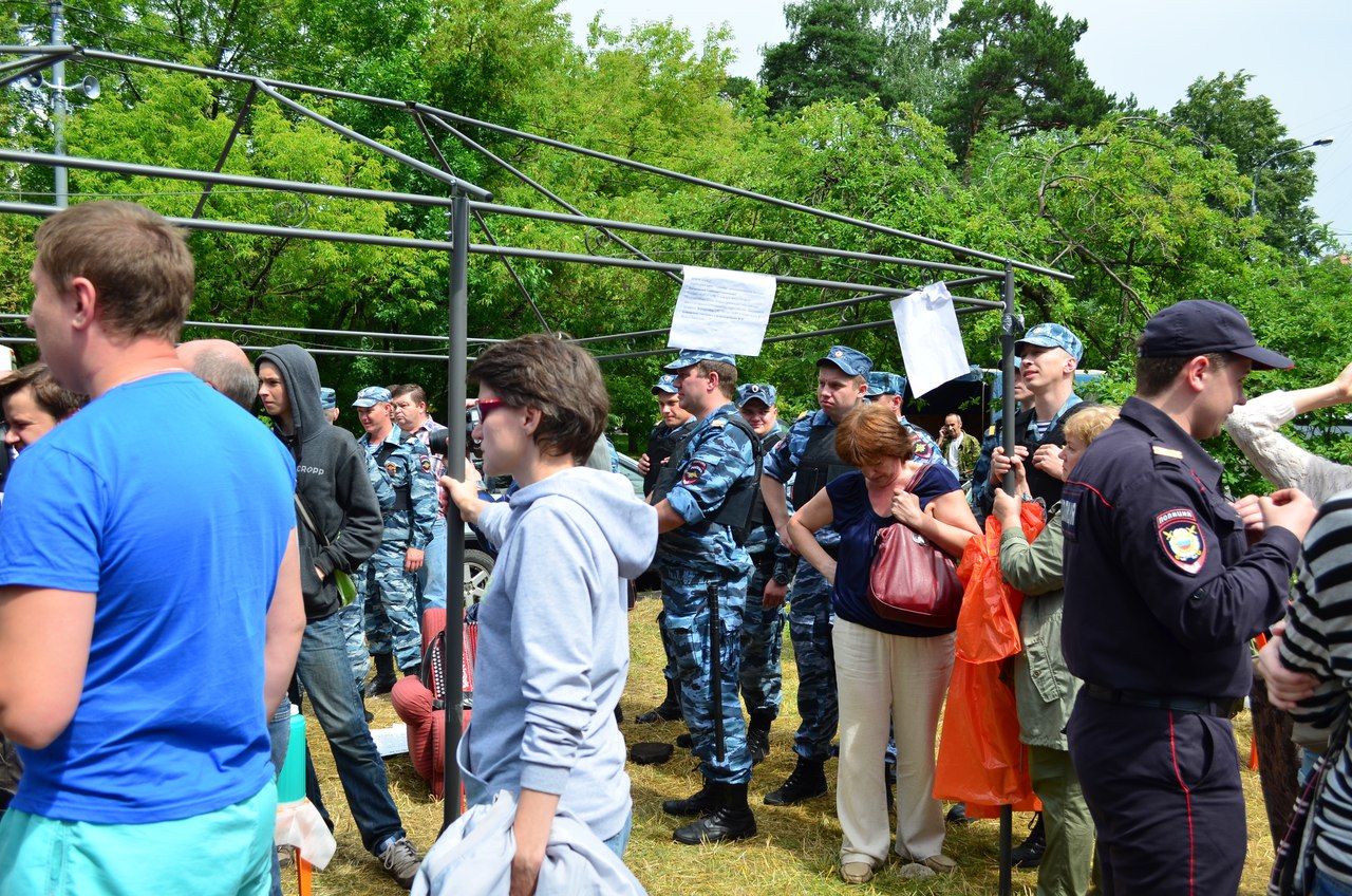 В парке <<Торфянка>> ОМОН разгоняет лагерь противников постройки храма