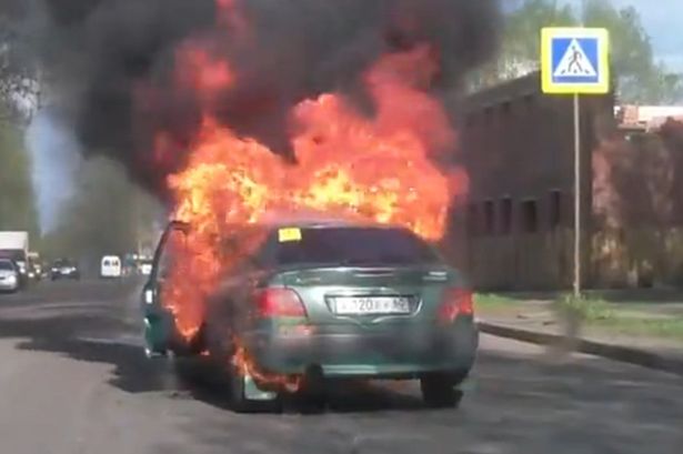 Видео: автомобиль загорелся после того, как водитель прикурила сигарету