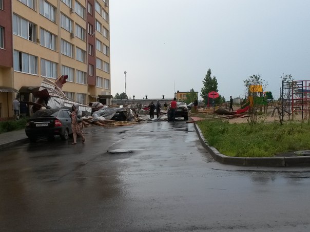 Видео: под Воронежем ветром сорвало крышу у новой многоэтажки