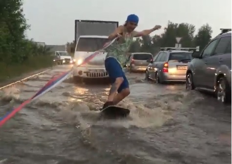 Видео: петербуржец прокатился на вейкборде по трассе среди машин