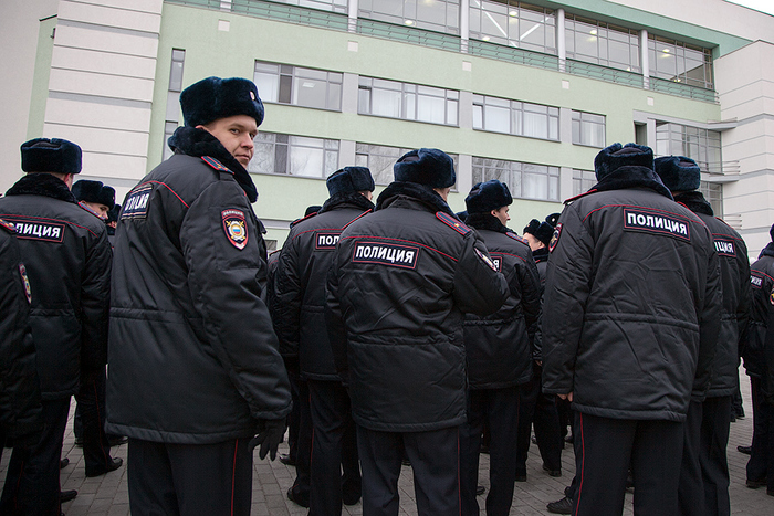 «Идем жаловаться Бастрыкину». Полицейские протестуют против обвинений после массового убийства детей