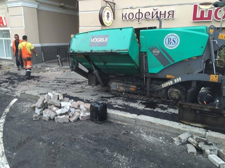 Фото: свежую плитку на Пречистенке в Москве закатали асфальтом