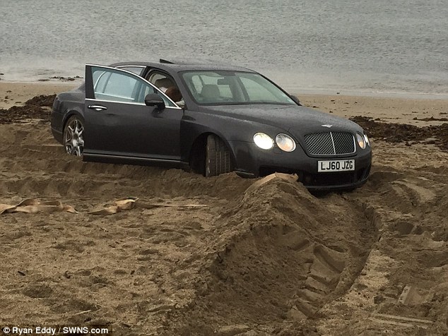 Видео: Русский юноша на Bentley застрял на пляже в Британии