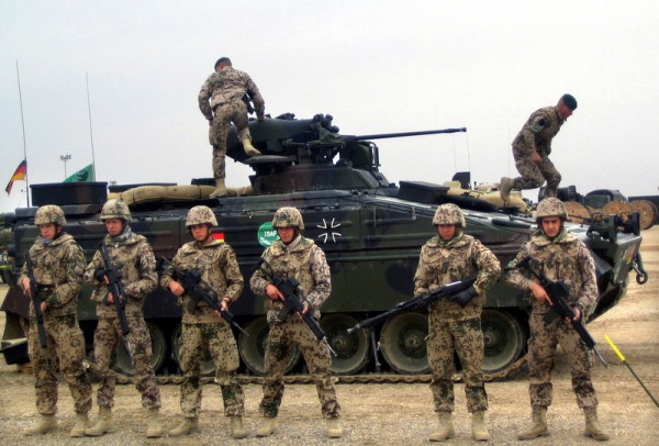 ** ARCHIV ** Deutsche ISAF Soldaten stehen am 8. Februar 2007 in Mazar-e-Sharif, noerdlich von Kabul. Bundeswehrsoldaten sind in Afghanistan offenbar nur knapp einem Anschlag entkommen. Wie das Verteidigungsministerium am Mittwoch, 21. Mai 2008, in Berlin bestaetigte, wurden in der Naehe des Stuetzpunkts Masar-i-Sharif vergangene Woche zwei Maenner festgenommen, die 300 Kilogramm Sprengstoff in ein Auto geladen hatten. Ziel der beiden sei der ISAF-Stuetzpunkt in Masar-i-Sharif gewesen, wo 80 Prozent der Truppen Deutsche sind. (AP Photo/Archiv) ** zu APD0457 ** --- ** FILE ** A Feb. 8, 2007 file photo shows German soldiers of the International Security Assistance Force (ISAF) standing in front of an armored personal carrier vehicle during a demonstration to media at the German military base in Mazar-e- Sharif, the capital of Balkh province, north of Kabul, Afghaninstan. (AP Photo/File)