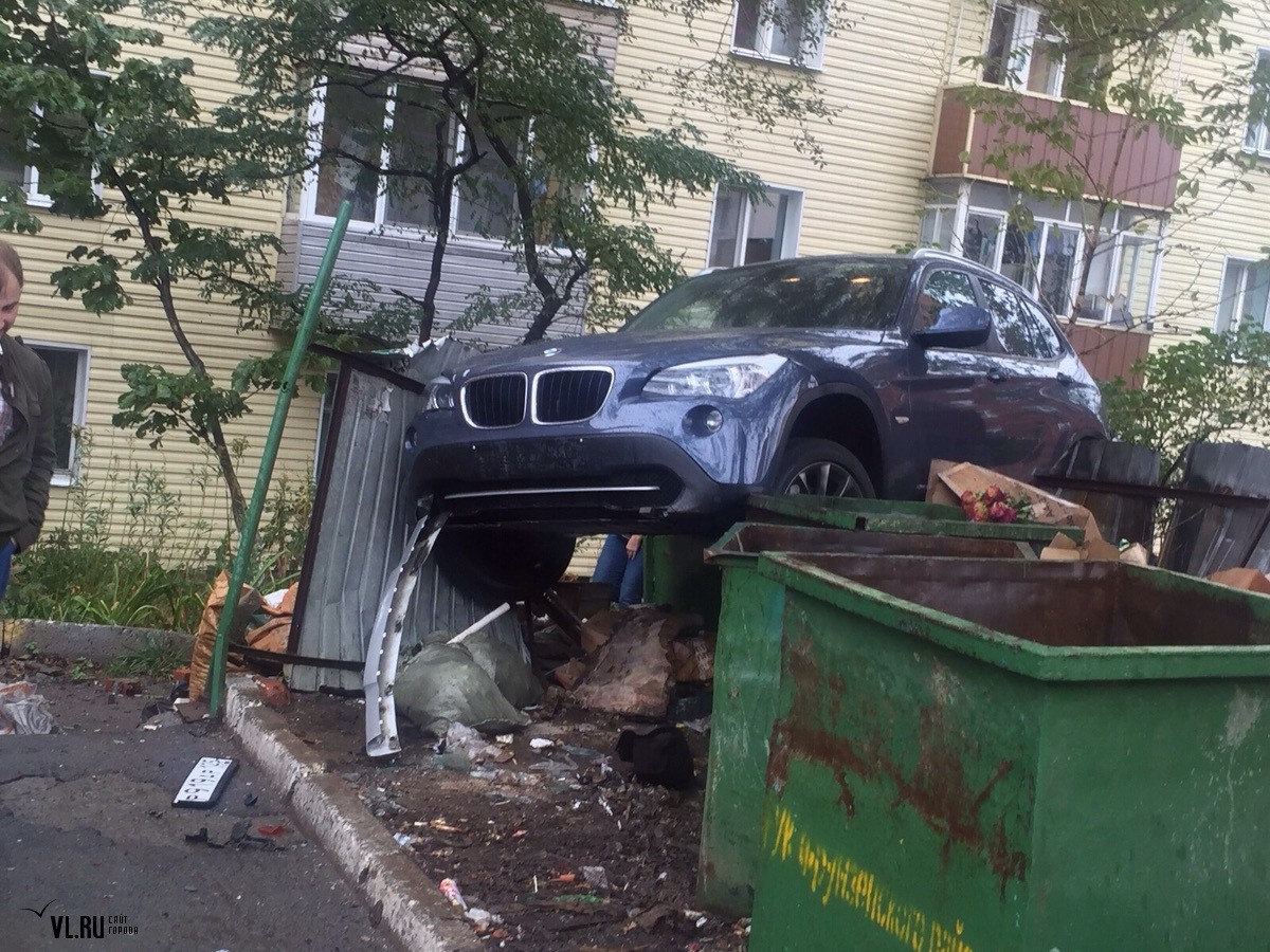 Фото дня: BMW на помойке во Владивостоке