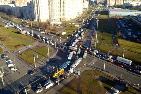 <<О нет, опять>>. В Петербурге блэкаут парализовал движение транспорта