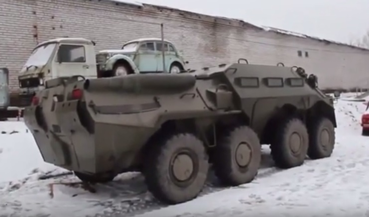 Видео: пьяные мужчины на БТР уходили от погони в Ленобласти