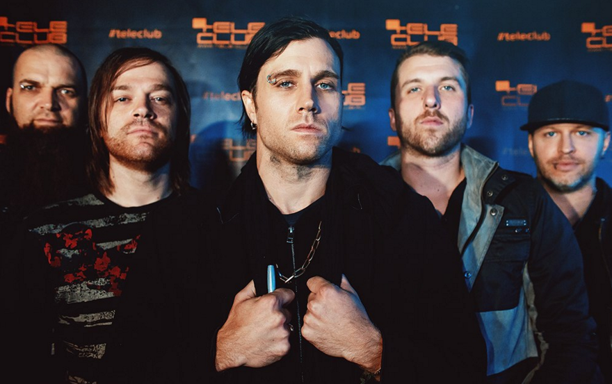 <<Надолго запомнят Челябинск>>. Солисту Three Days Grace выбили зуб на концерте