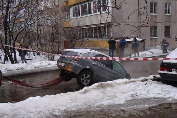 Видео: Коммунальщики разорвали автомобиль пополам, доставая его из лужи