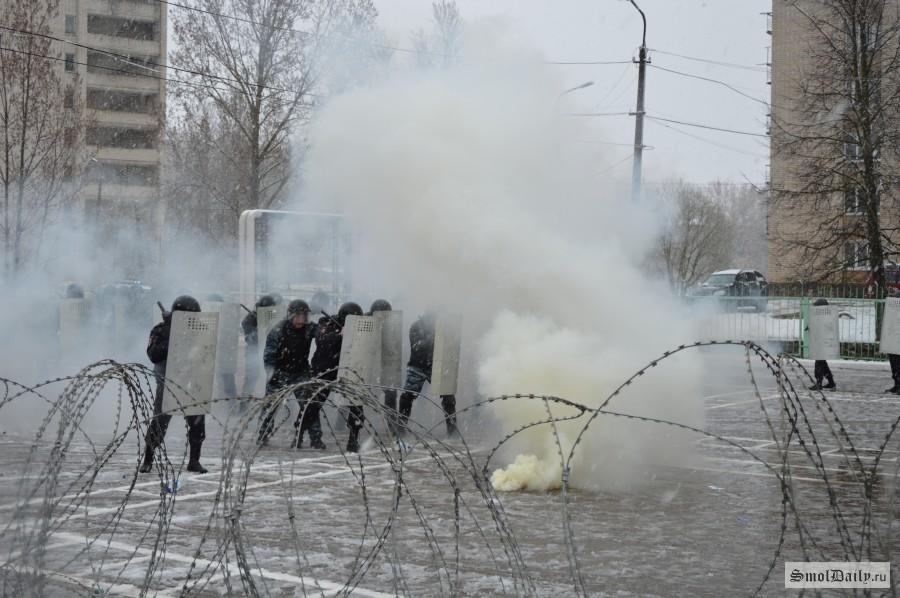 Колючая проволока и дубинки. В Смоленске показали разгон митинга недовольных граждан