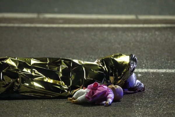 ATTENTION EDITORS - VISUAL COVERAGE OF SCENES OF INJURY OR DEATH - A body is seen on the ground July 15, 2016 after at least 30 people were killed in Nice, France, when a truck ran into a crowd celebrating the Bastille Day national holiday July 14. REUTERS/Eric Gaillard