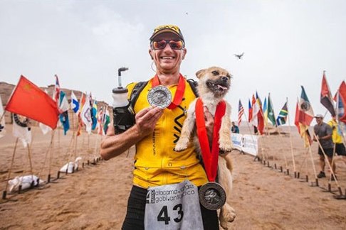 stray-dog-joins-race-gobi-dion-leonard-china-9