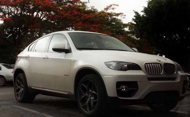 <<Прикладом не разобьёшь>>. Попытку сотрудника ГИБДД выбить стекло BMW X6 сняли на видео