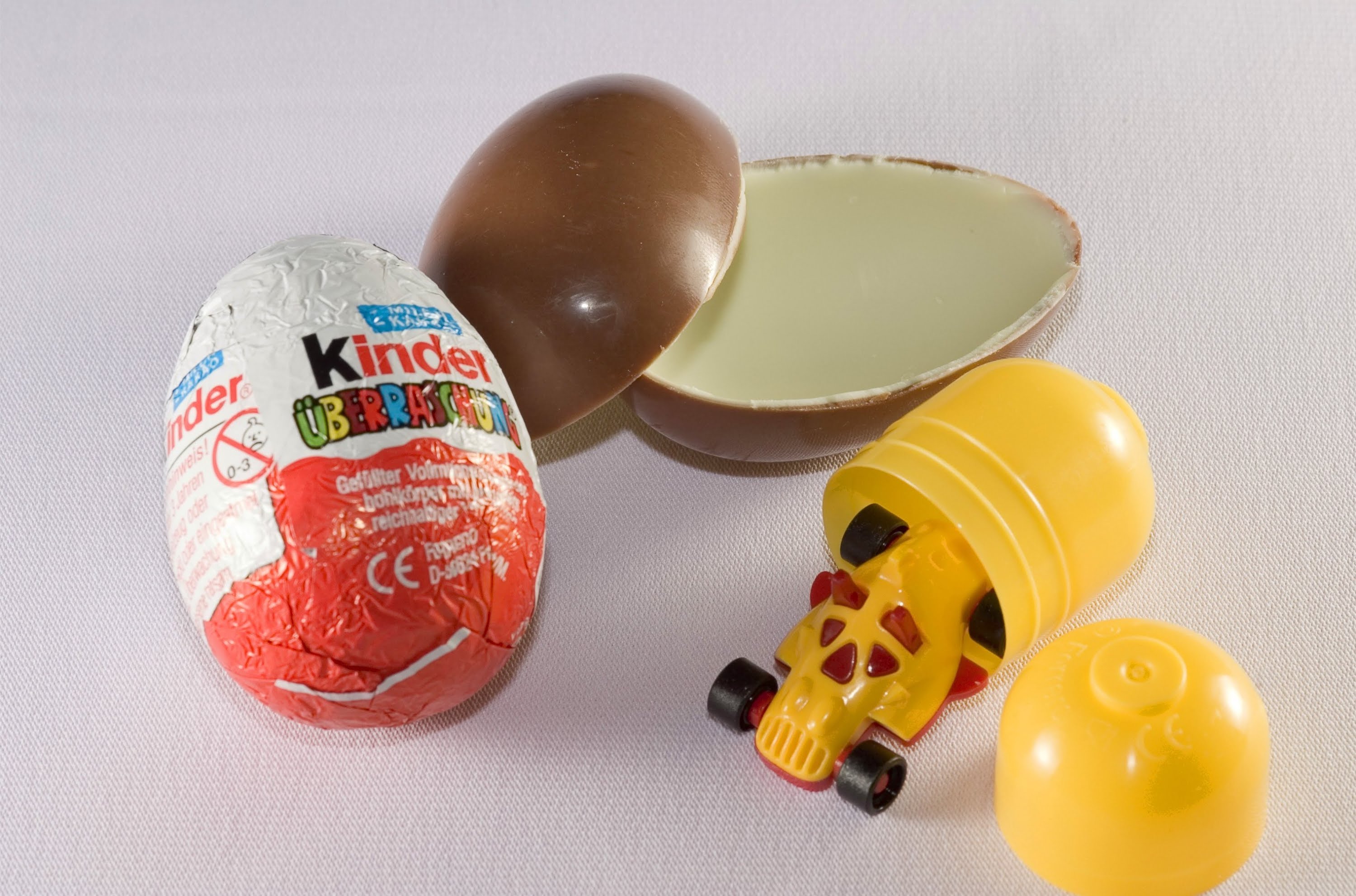 <<Рабская работа>>. Игрушки для шоколадных яиц Kinder собирают румынские дети