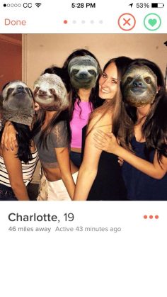 5c1586f1950165fffa2f034c16c7e540-10-tinder-girls-who-brilliantly-solved-the-group-photo-problem