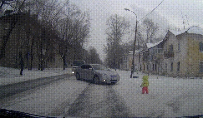 Видео: самый ленивый пассажир авто помогает выбежавшему на дорогу ребёнку