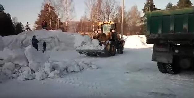 Видео: в Качканаре сносят снежную горку, несмотря на катающихся на ней детей