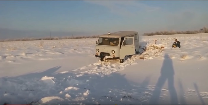 Никогда не хлопай дверью машины. Особенно если это УАЗ, застрявший в снегу