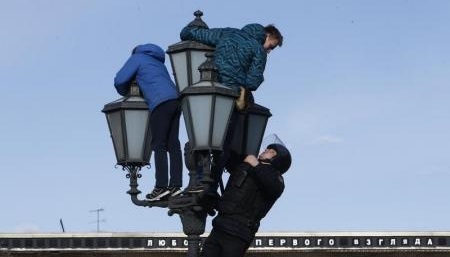 «Готовься сидеть под арестом». Отцом парня с фонаря на митинге оказался депутат ЛДПР. Но не такой, какими их обычно считают