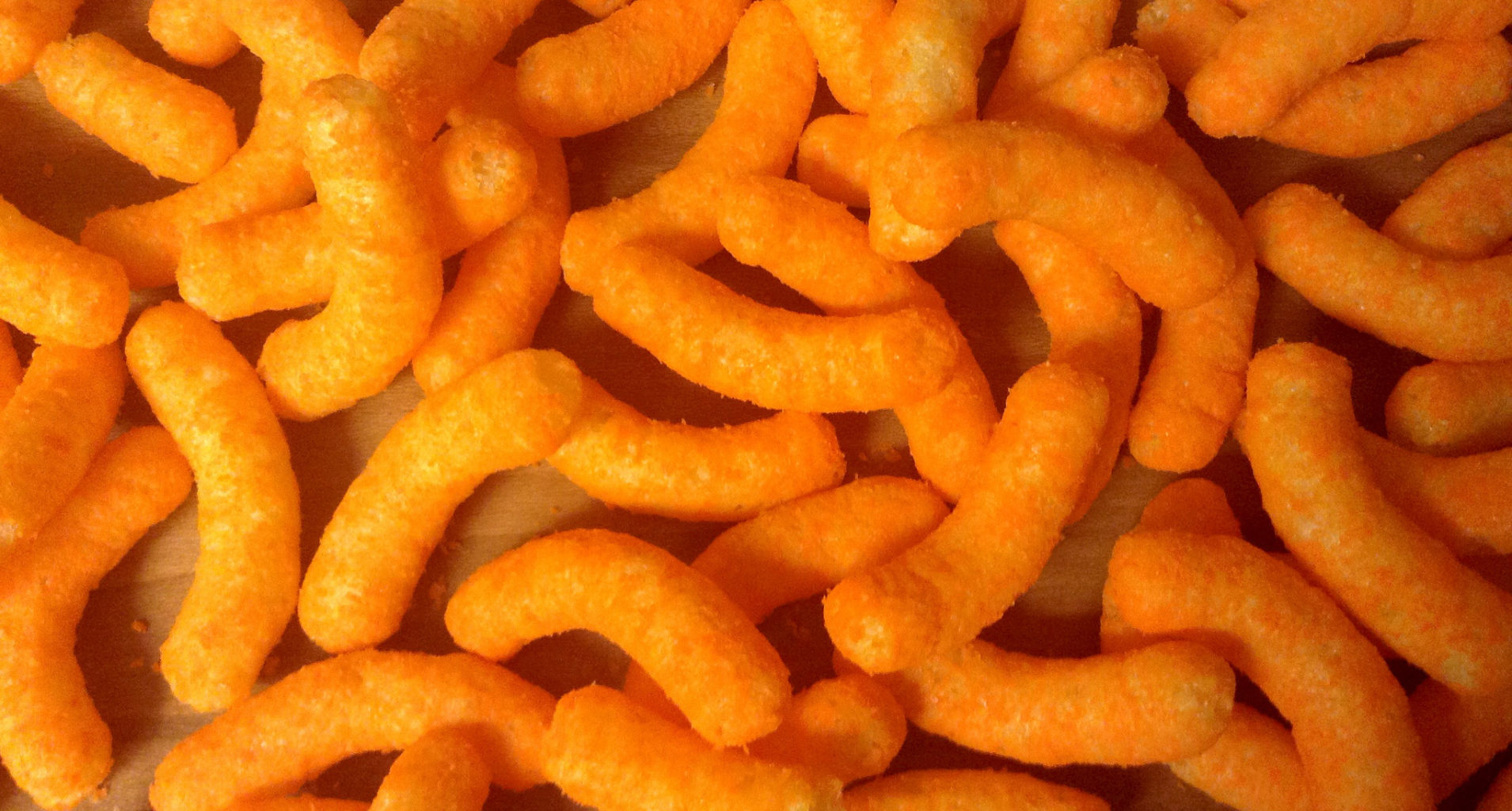 Девушка утверждает, что нашла самый длинный чипс Cheetos, но это не точно