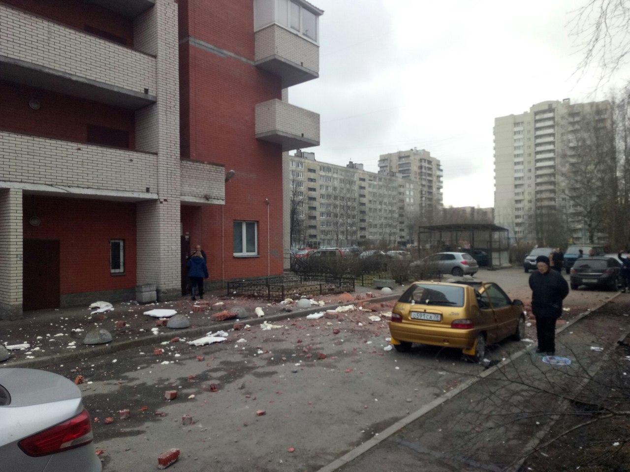 Взрыв был, а террористов не было. Взорвавшийся газ в жилом доме напугал жителей Петербурга и СМИ