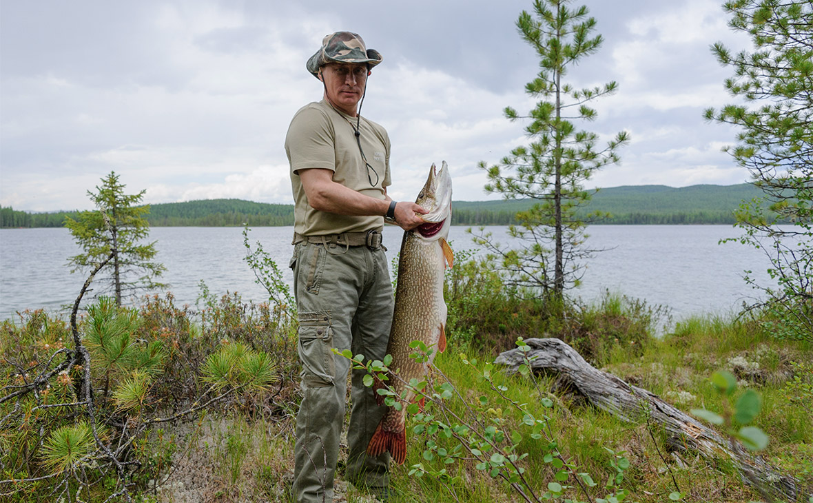 Президент поймал щуку после двухчасовой погони под водой. Но в твиттере не особо ему верят