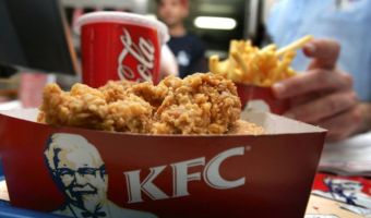 Сотрудница KFC в Петербурге отобрала еду у бездомного и выкинула в мусор <<из добрых побуждений>>