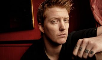 Фронтмен группы Queens of the Stone Age извинился за устроенный ад на концерте. Но, похоже, уже поздно