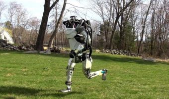 Атлант расправил ноги. Boston Dynamics показала прямоходящего робота на пробежке в парке