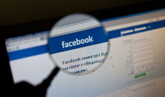 Facebook может подслушивать вас и узнать, когда вы умрёте. Семь патентов соцсети, которые заставят нервничать